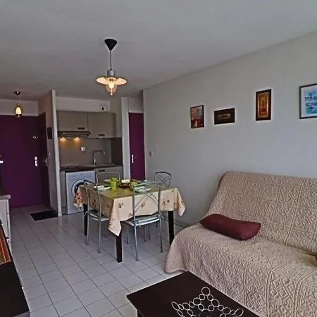 - 5 Pers, 42 M2, 2/1 Appartement